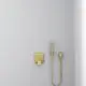 Brausearmatur in Brushed Gold von Ideal Standard, bestehend aus einem Wandbedienfeld und einem Handbrausekopf mit Schlauch, montiert an heller Wand.